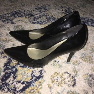 Nine West black patent leather pumps